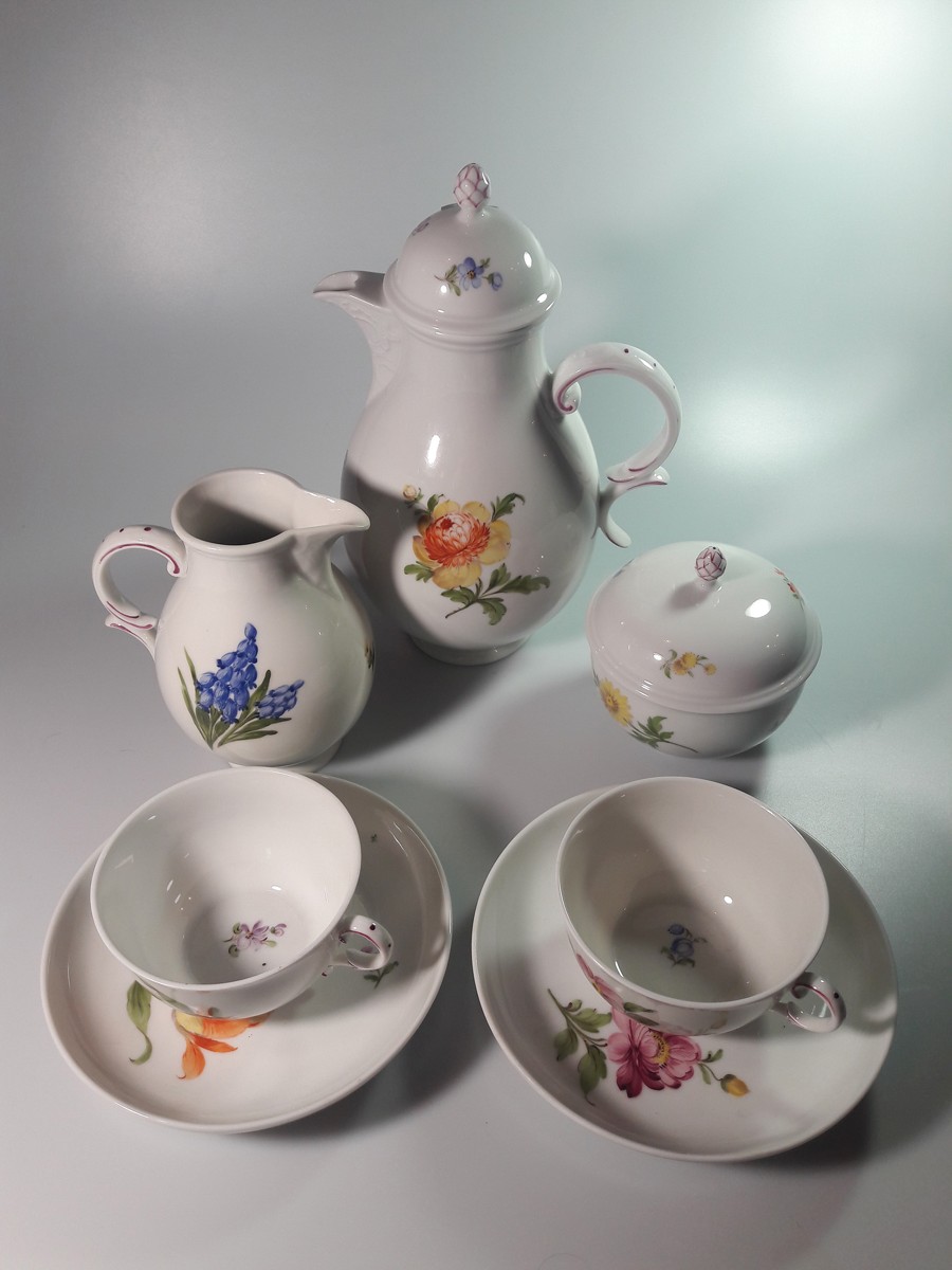 Porcelánový čajový servis pro šest osob bohatě zdobený květinami 