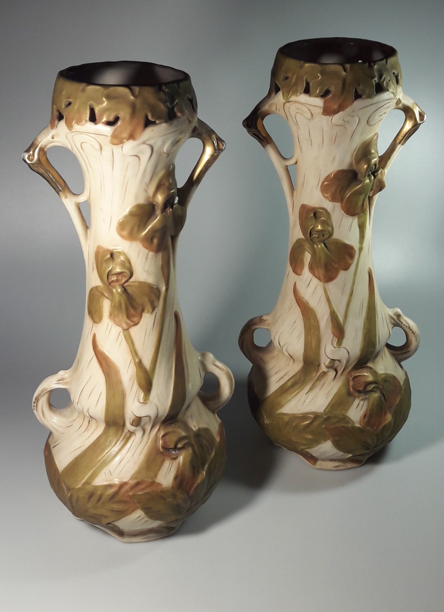 Párové vázy zdobené kosatci 