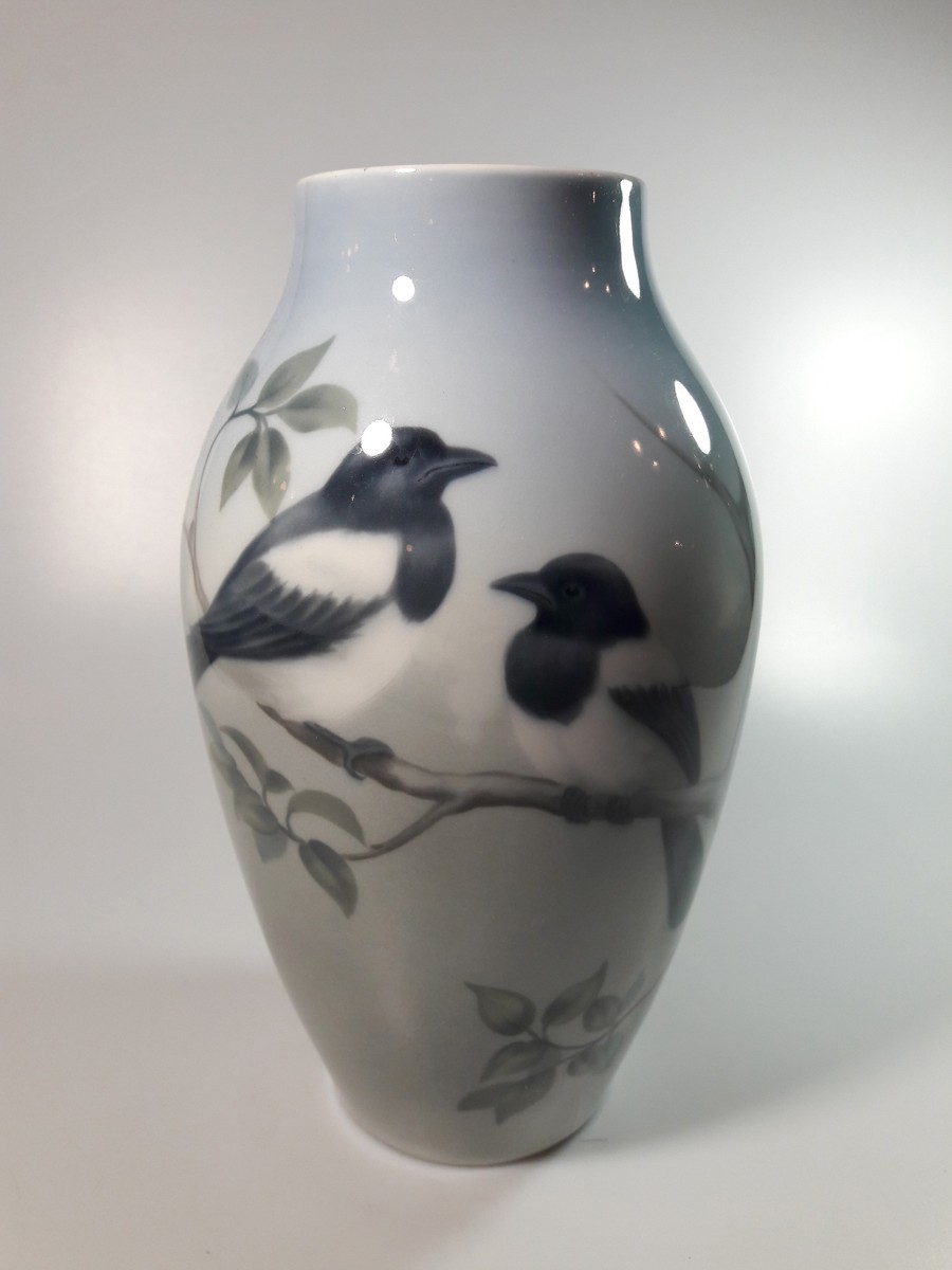 Porcelánová váza malovaná ptáky - strakami 