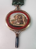 Klíček k hodinkám zdobený mozaikou na látkové šňůrce 
