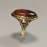 Zlatý prsten se zlato hnědým kamenem broušeným do čočky 