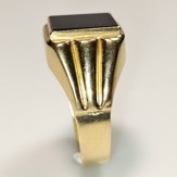 Zlatý prsten s černým onyxem 