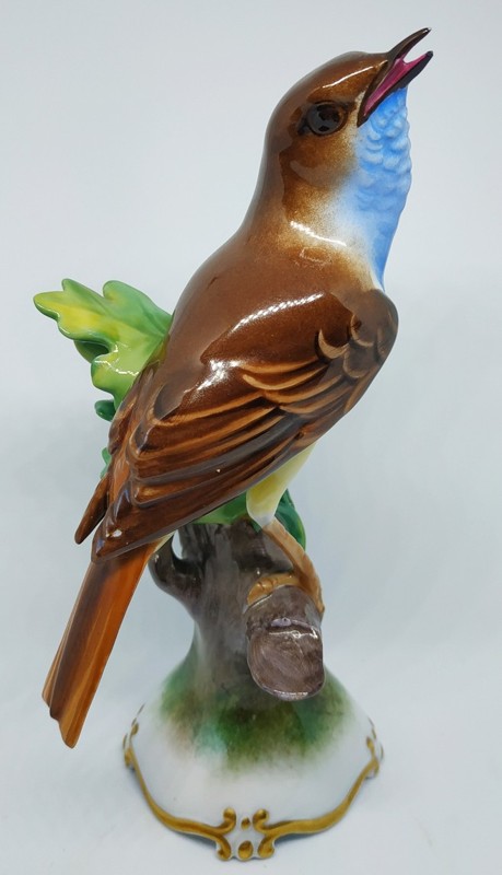 Porcelánová soška ptáka