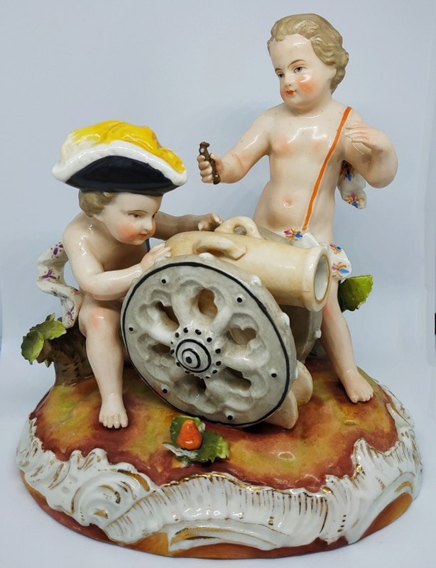 Porcelánová soška chlapci s dělem