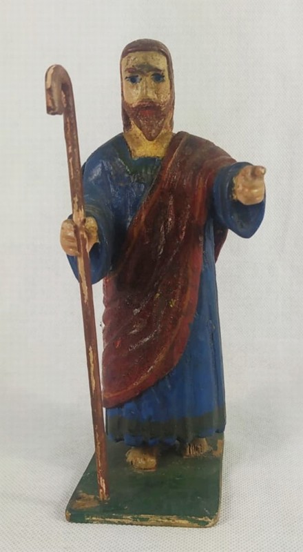 Dřevěná soška muže s berlí z betléma