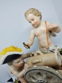Porcelánová soška chlapci s dělem
