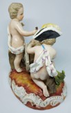 Porcelánová soška chlapci s dělem