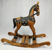 Dřevěný houpací kůň