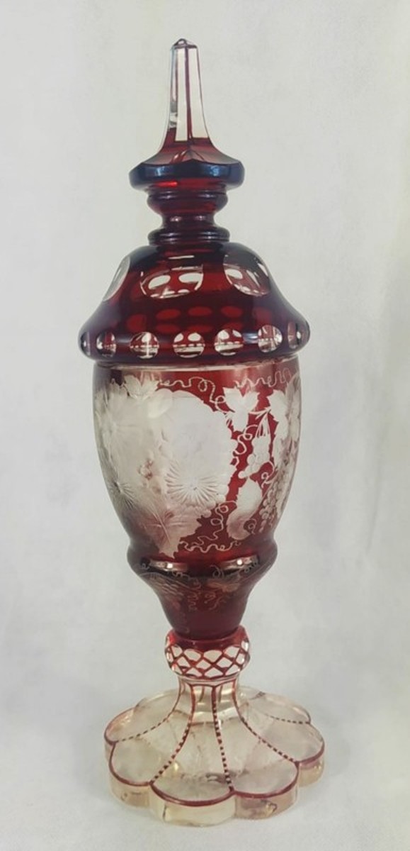 Skleněná broušená váza