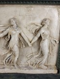 Plastika tančících antických žen