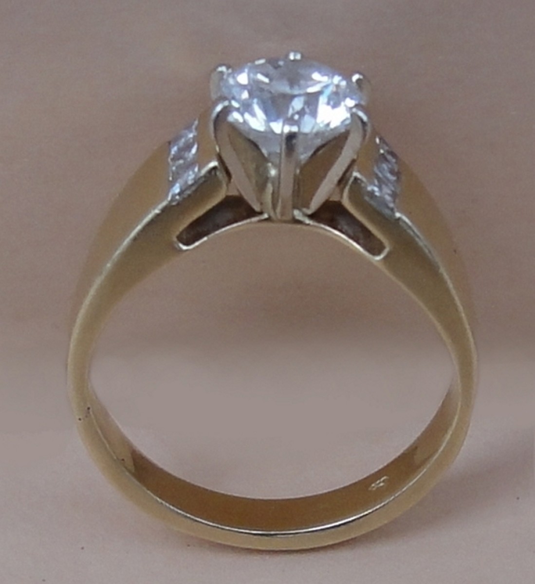 Zlatý dámský prsten s diamanty