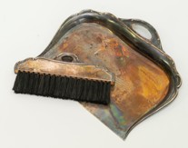 Stříbrná lopatka a smetáček ke stolování