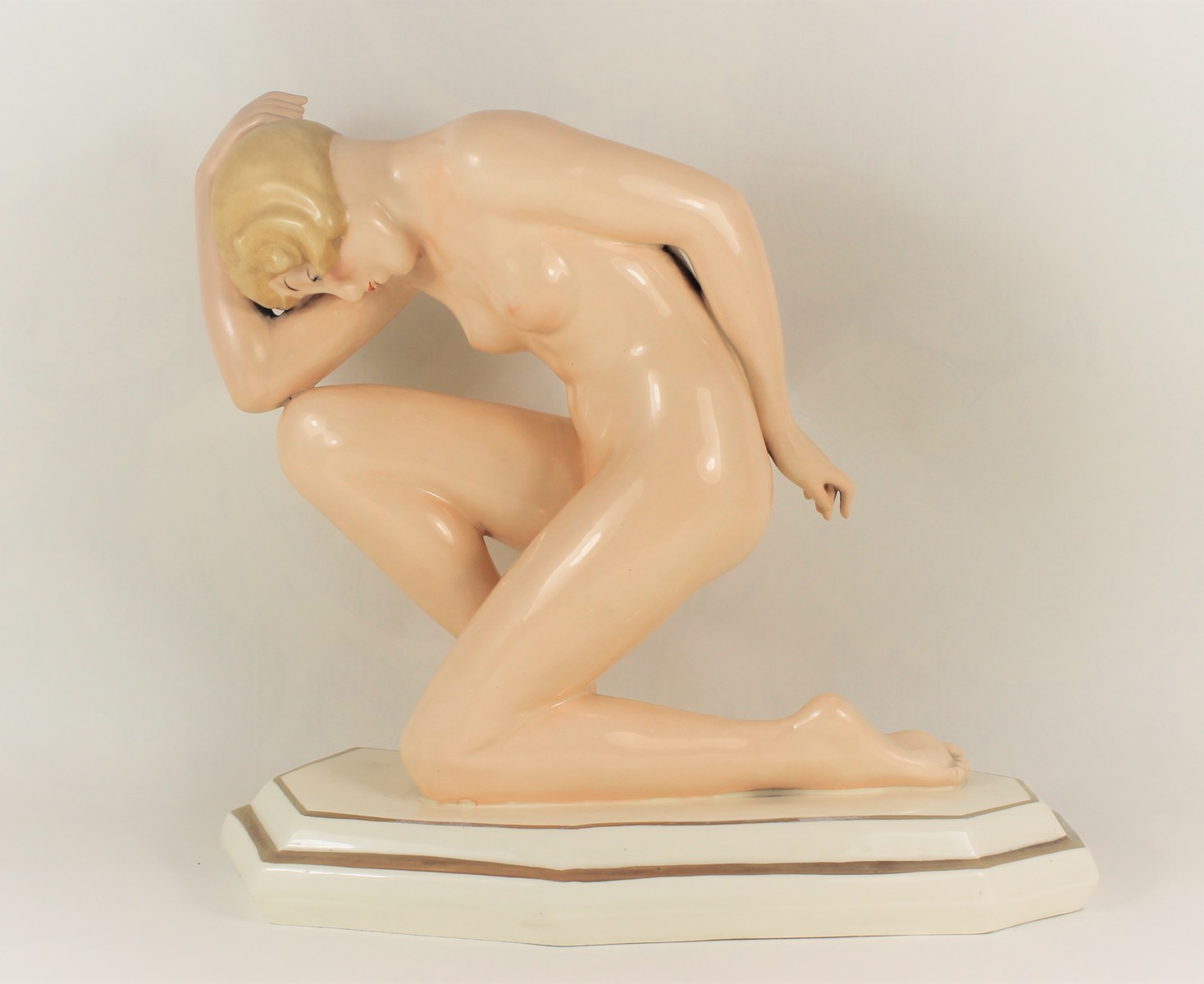 Akt klečící ženy