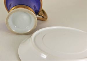 Šálek s podšálkem v kobaltové modři