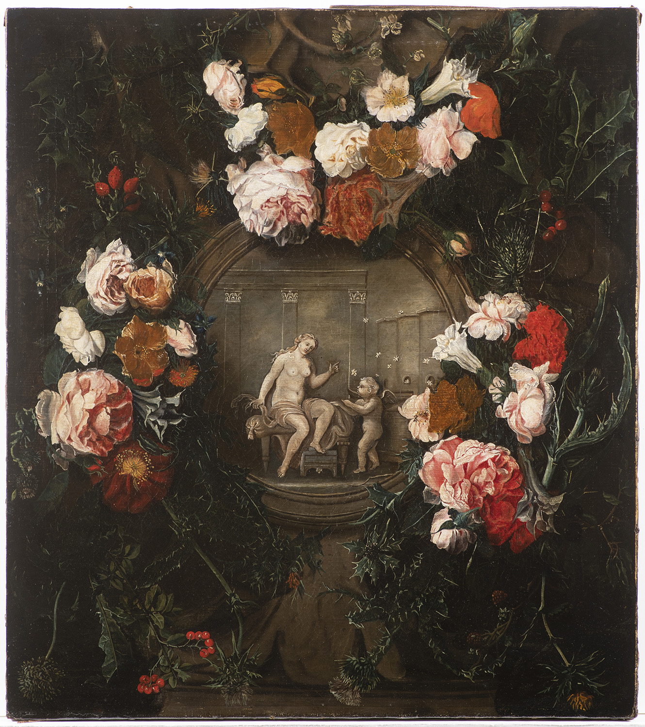 Květinový věnec kolem kamenné kartuše s Venuší a Amorem