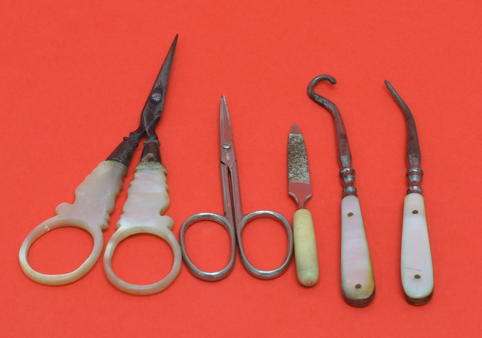 NŮŽKY, HÁČKY, PILNÍČEK