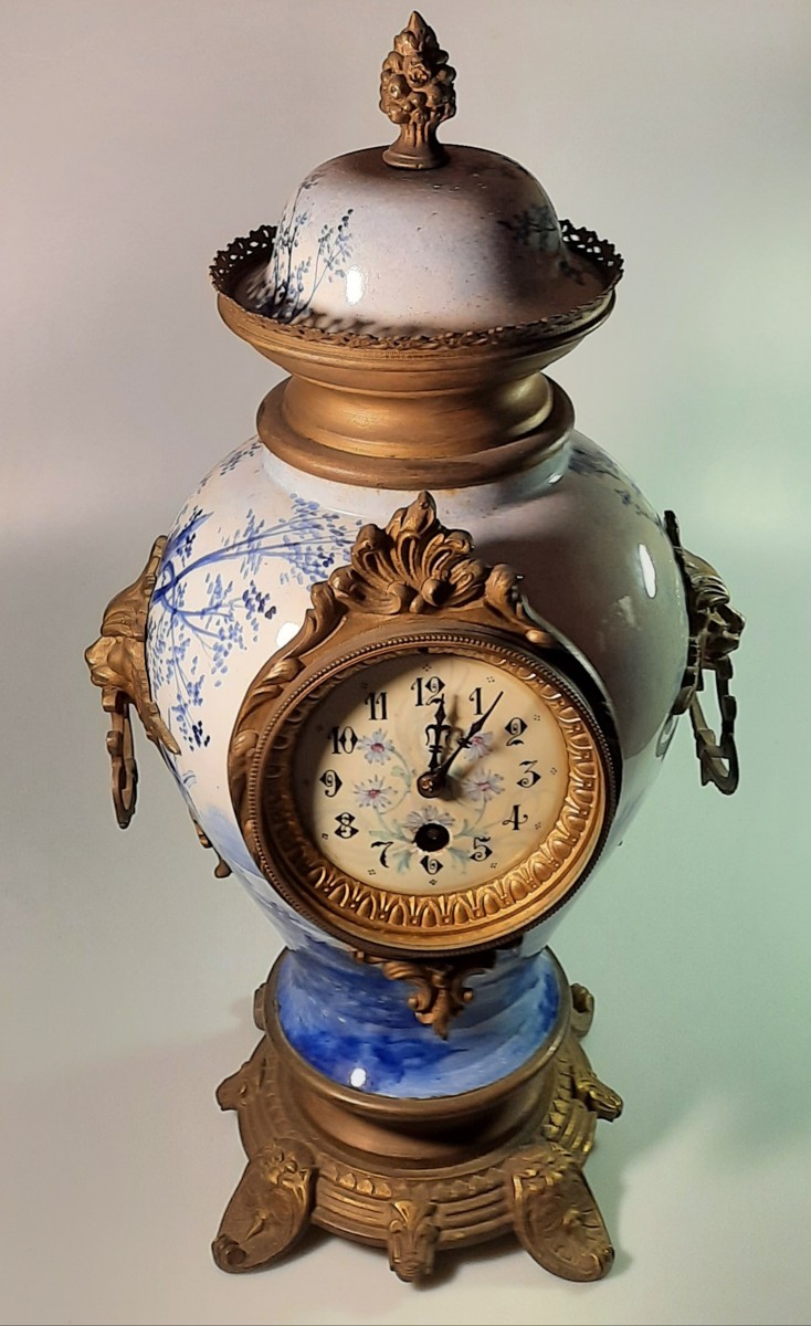 Fajánsové modře malované hodiny v mosazné montáži 