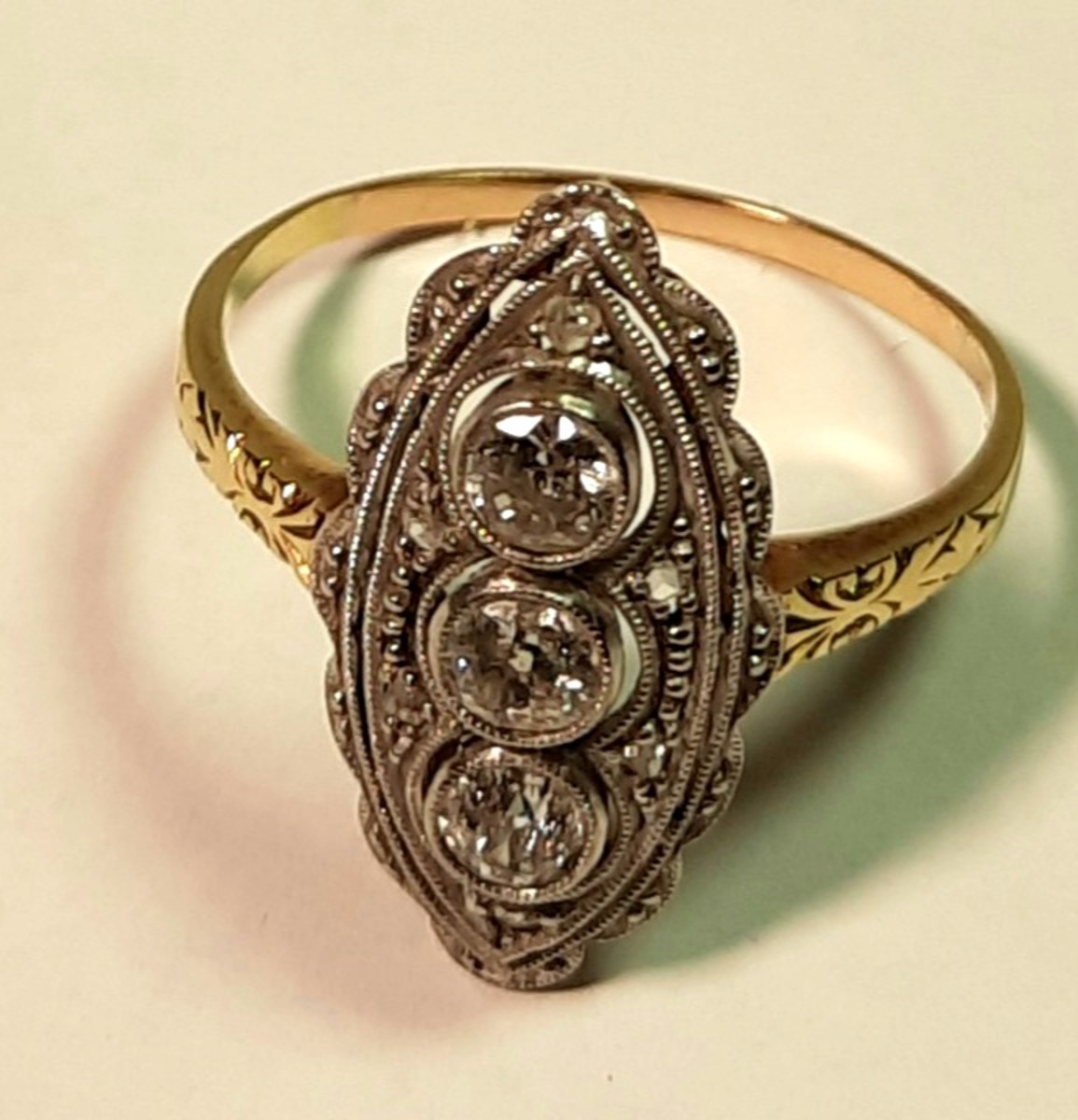 Zlatý prsten se třemi diamanty 