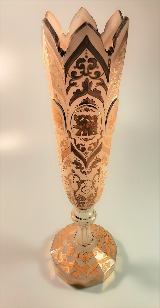 Váza z opálového skla zlatě malovaná zvířaty a ornamenty