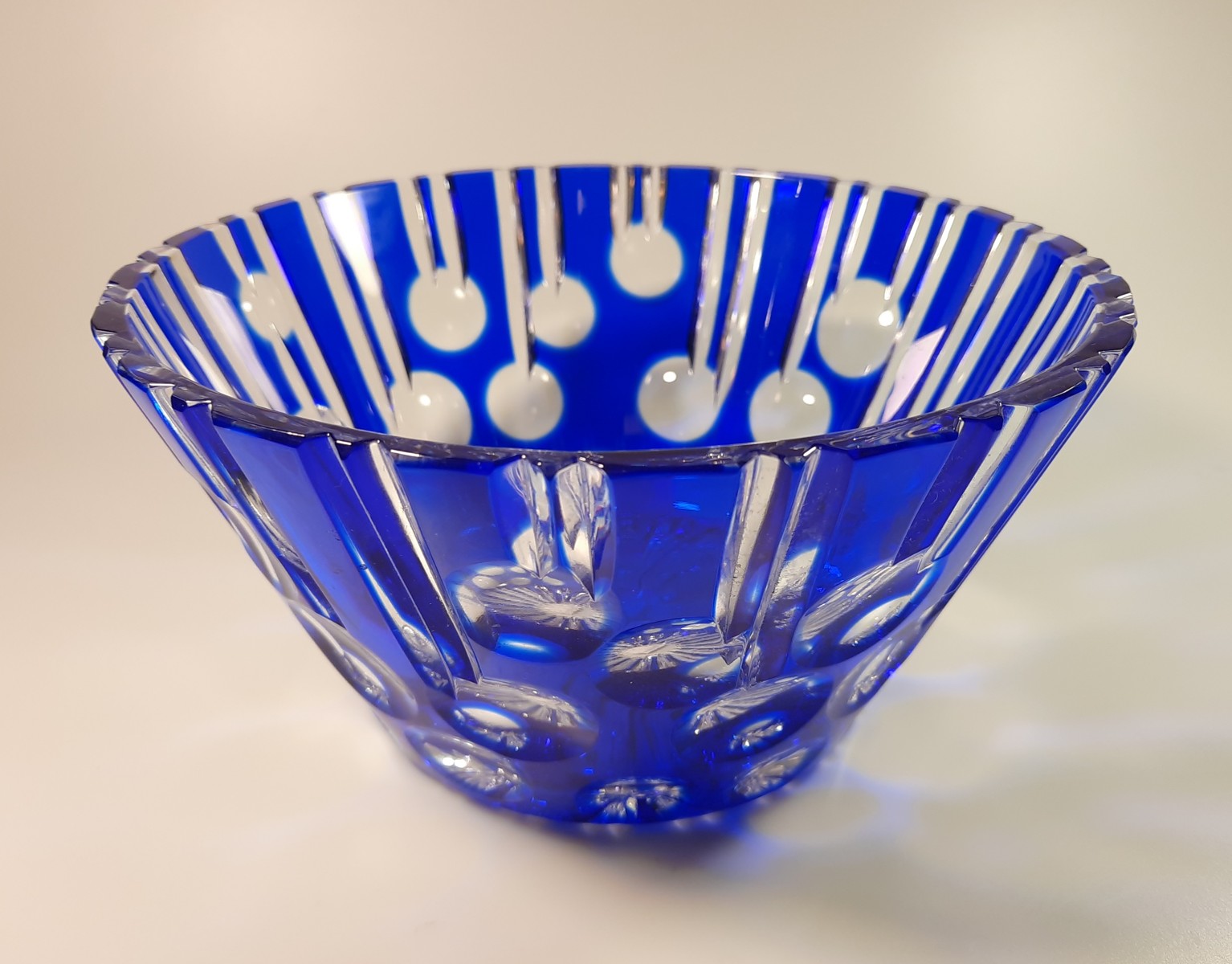 Miska z křišťálového skla modře vrstvená s broušenými čočkami 