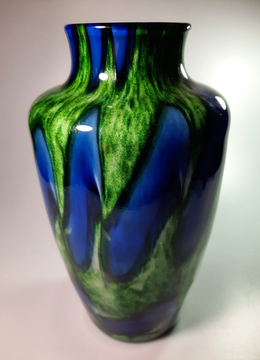 Modrá váza se zelenými skvrnami barvená ve hmotě 