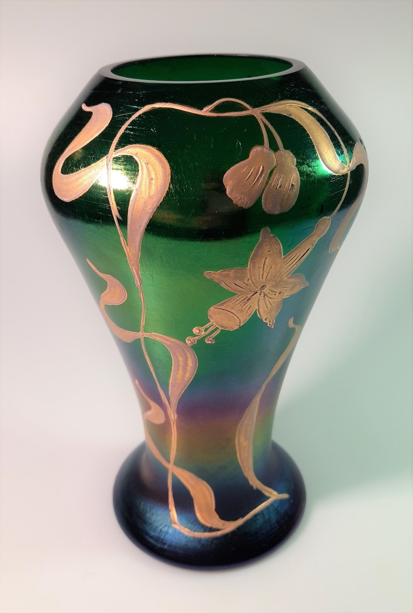 Zelená váza malovaná stříbrnými květinami 