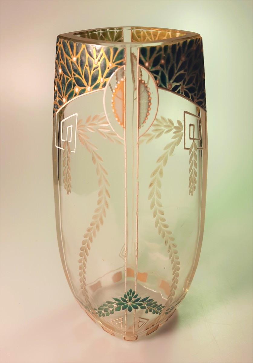 Křišťálová váza malovaná listy ornamenty 
