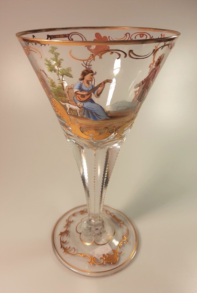 Křišťálový pohár s malbou dámy a šlechtice 
