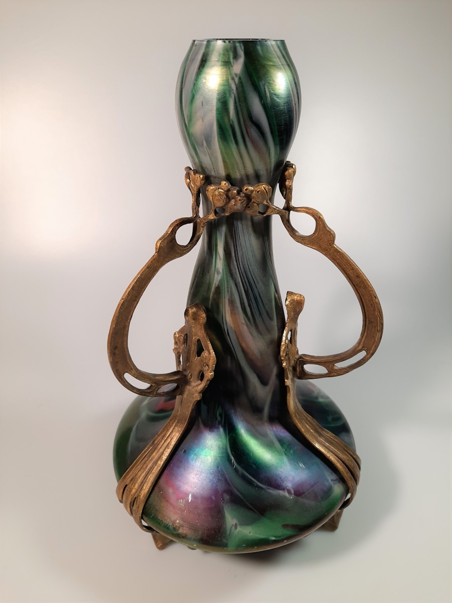 Váza s fialovými a zelenými skvrnami v bronzové montáži 