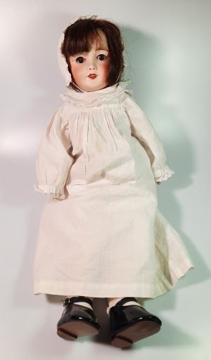 Černovlasá panenka s porcelánovou hlavou s v bílých šatech 