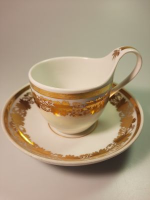 Porcelánový šálek s podšálkem malovaný zlatými listy 