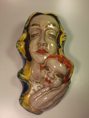 Keramická maska madony s dítěnem
