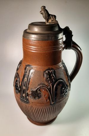 Hnědý keramický džbán s cínovým víčkem 