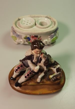 Porcelánový kalamář se soškou chlapce a psa 