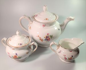 Čajový porcelánový servis pro šest osob zdobený květinami 