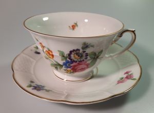 Čajový porcelánový servis pro šest osob zdobený květinami 