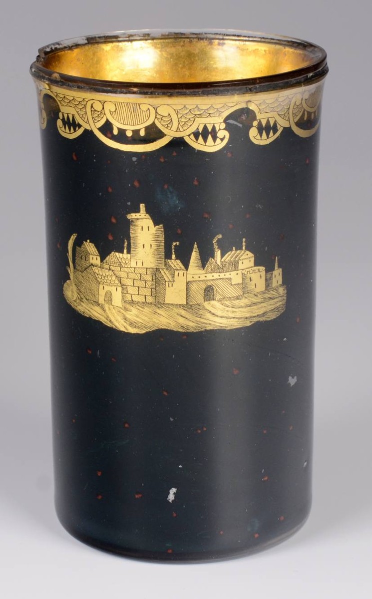 DVOUSTĚNNÁ ČÍŠE