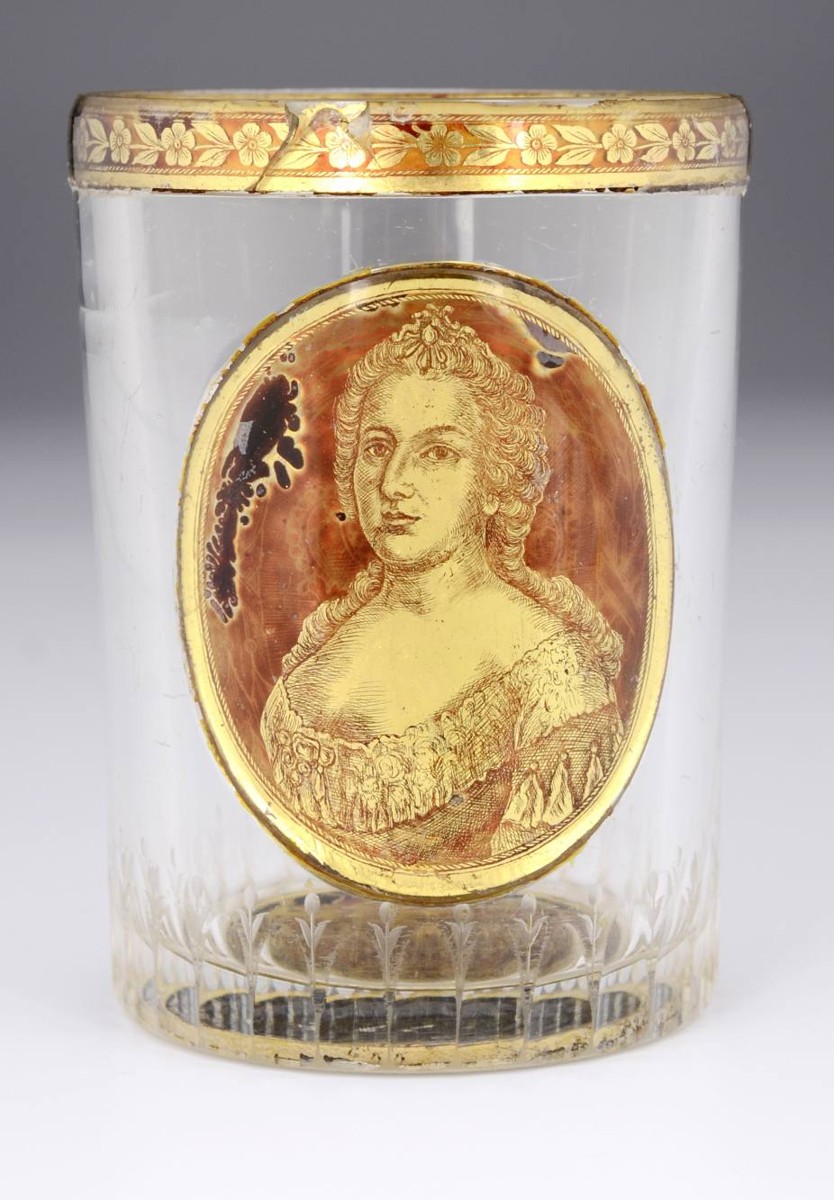 DVOUSTĚNNÁ ČÍŠE