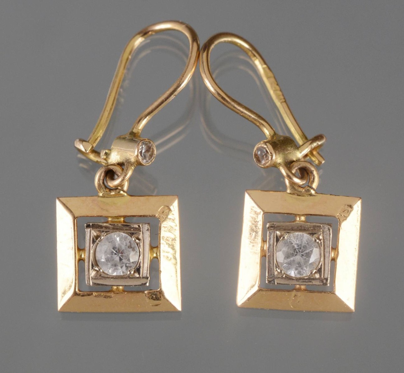 ZLATÉ NÁUŠNICE S BÍLÝMI KAMENY