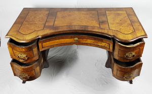 Barokní psací stůl