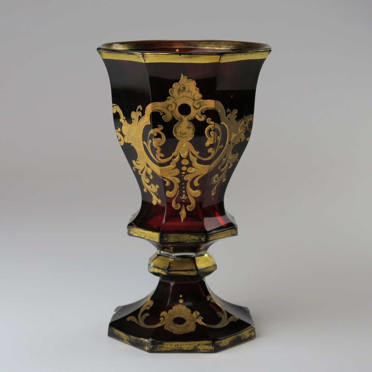 Biedermeierový rubínový pohár