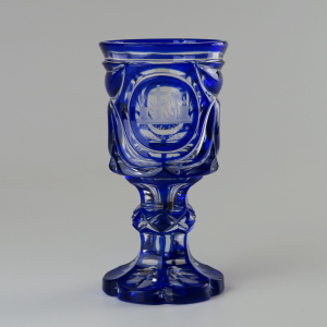 Biedermeierový pohár s motivy ctností