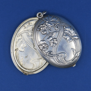 Secesní stříbrný medailon