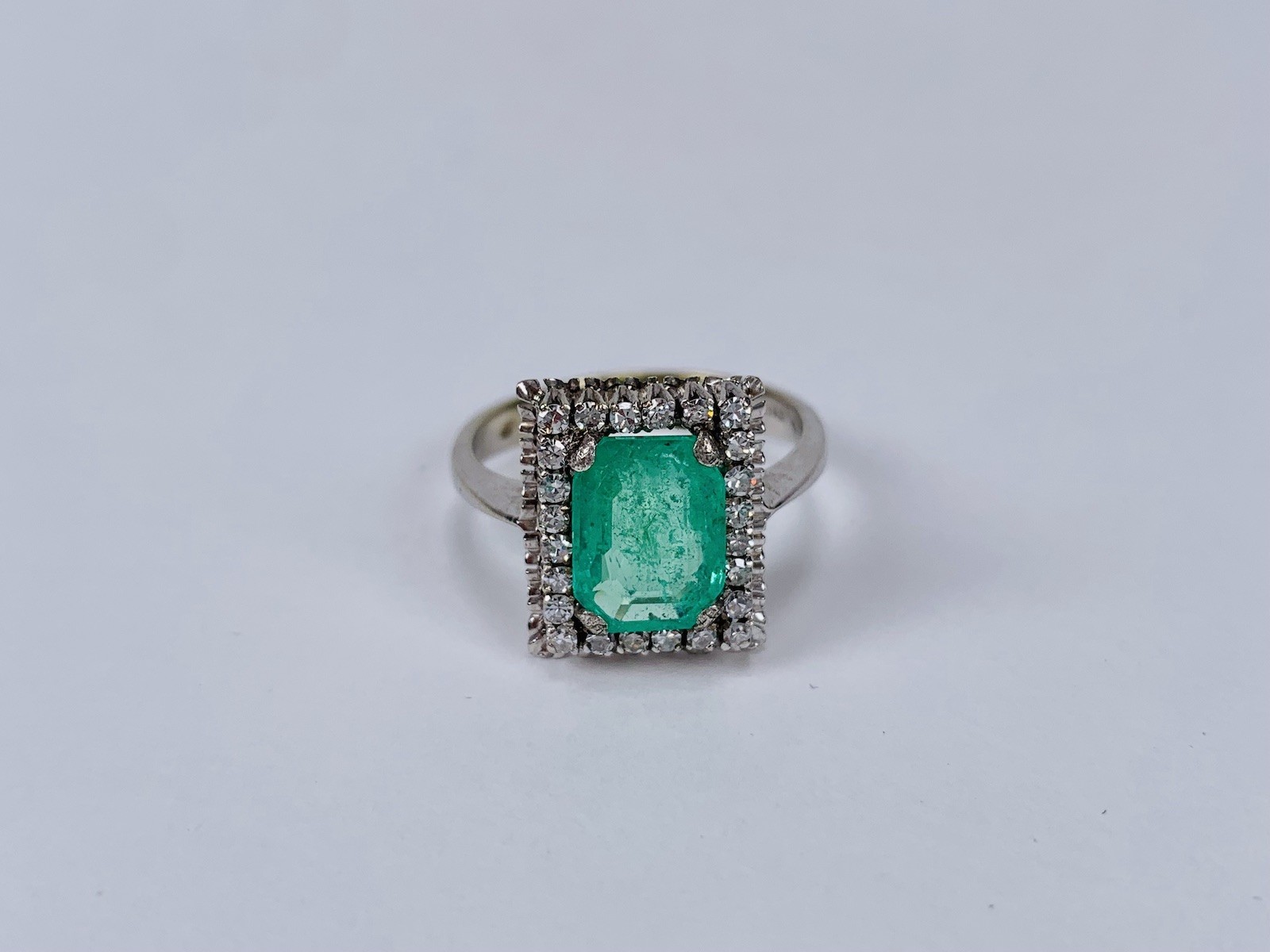 Prsten s diamanty a smaragdy