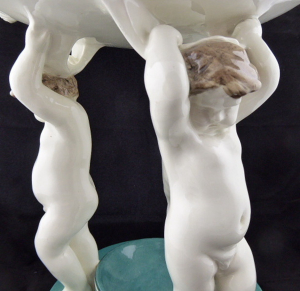 Goldscheider, Holze | Putti nesoucí mísu | styl Michael Powolny