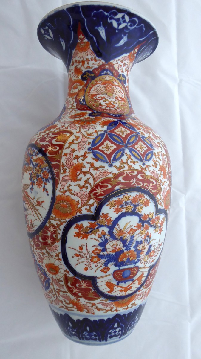 Větší váza s motivy skalek a žardiniér | Arita