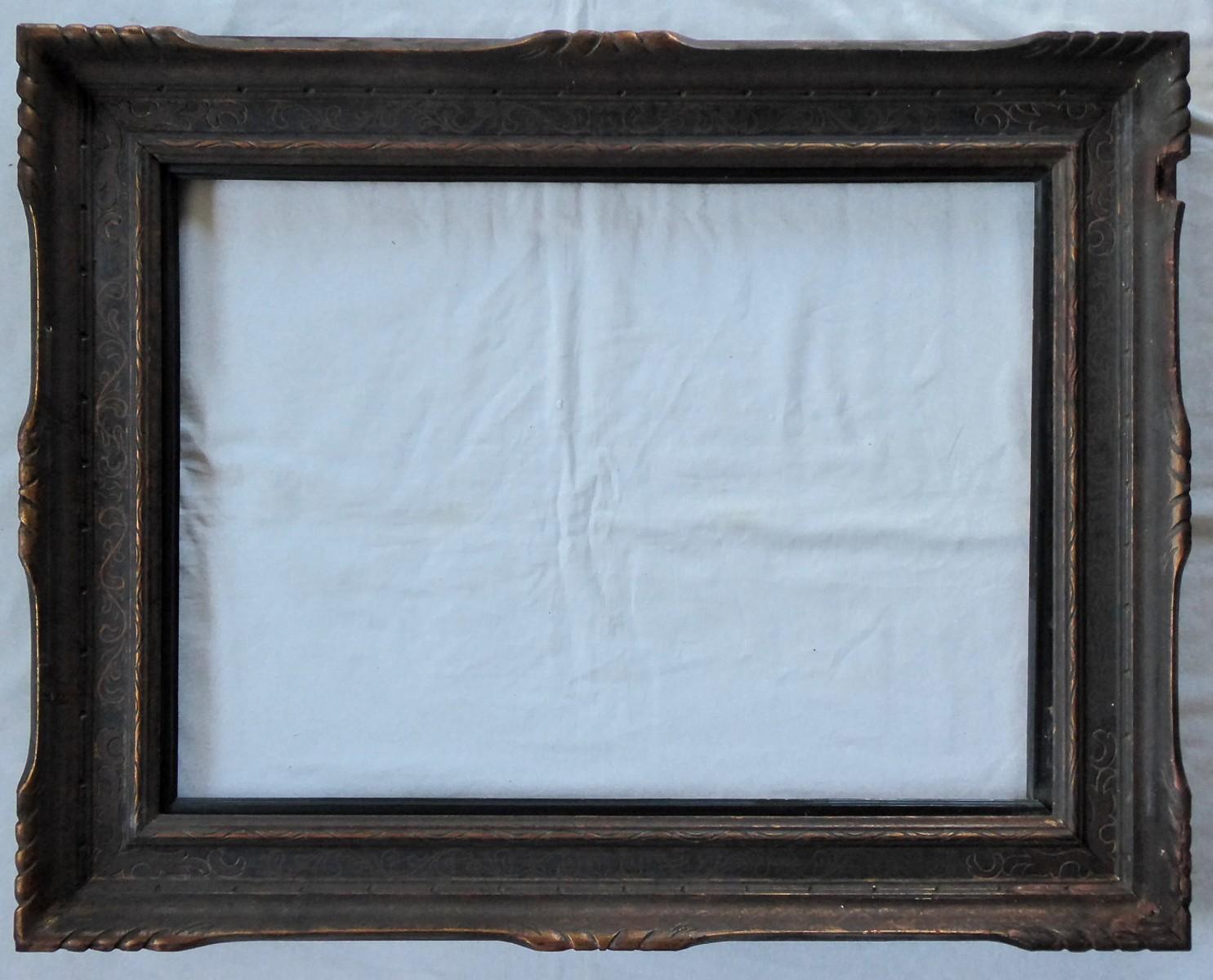 Rám s neorenesančním ornamentem ve zlatovínové barevnosti