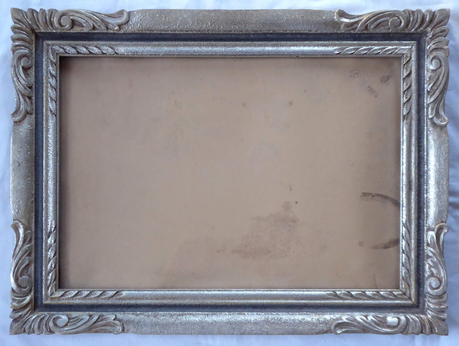 Patinovaný stříbrný rám s hnědou linkou