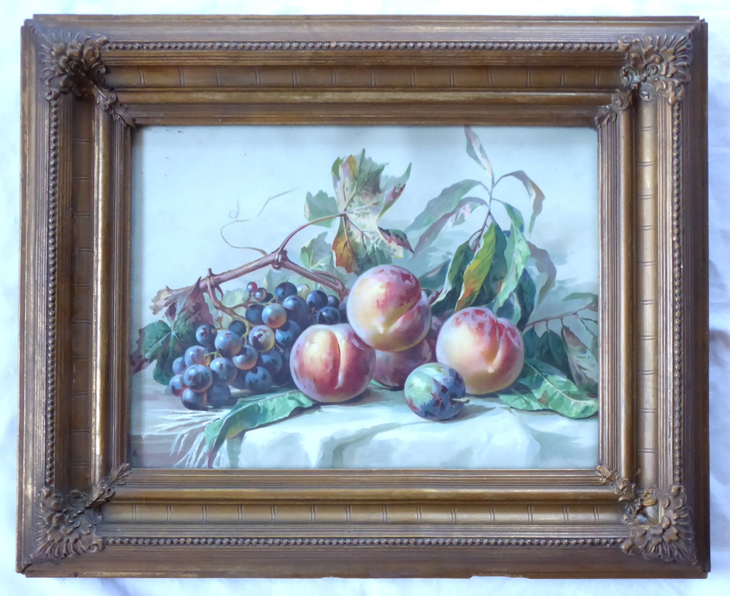 Zlatý zdobný rám s chromolitografií s motivem Zátiší s ovocem