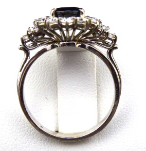 Prsten z bílého zlata s modrým safírem a brilianty